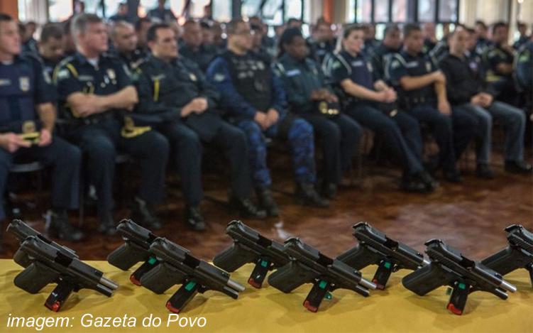Novos guardas municipais de Curitiba passam por treinamento com arma de fogo.