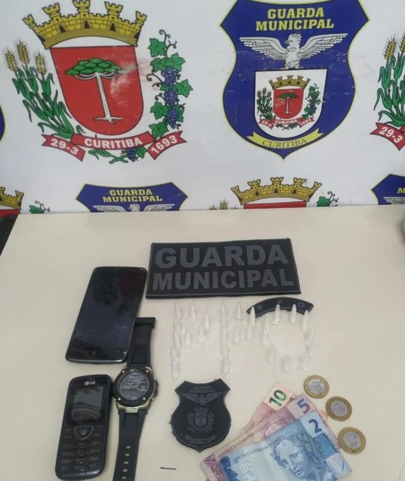 Homem esconde objetos ao ver viatura, é abordado e acaba preso por tráfico de drogas em Curitiba